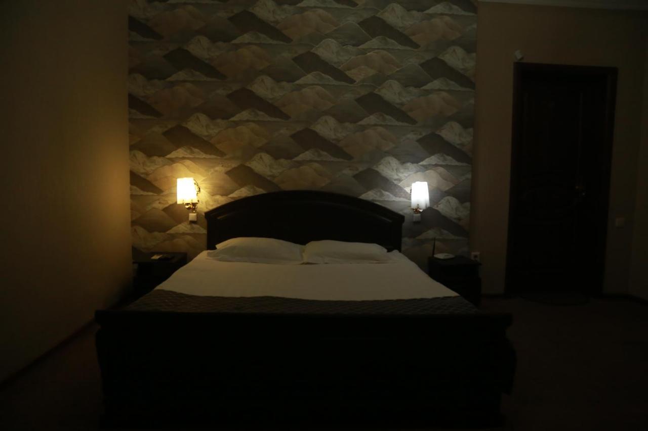Vip Mini Hotel Semey Eksteriør billede